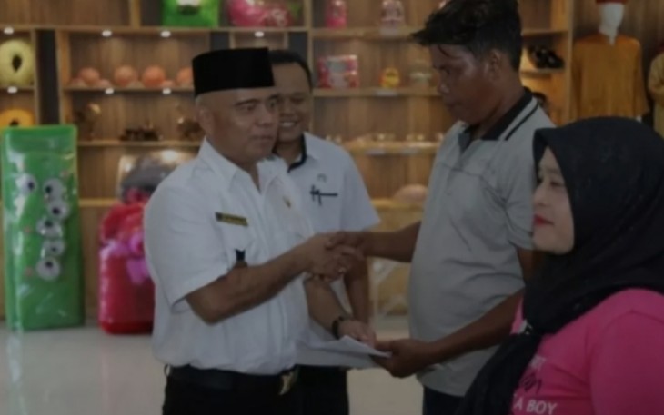 Asisten Perekonomian dan Pembangunan Serahkan Buku Tabungan Dana Pinjaman Bergulir