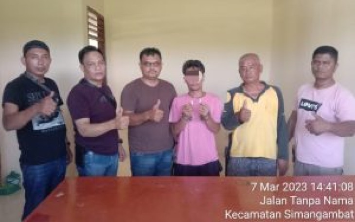 Kapolsek Padang Bolak, AKP Zulfikar ( Dua dari kiri ), memimpin langsung penangkapan Tersangka