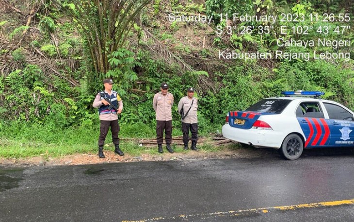 Personel Piket Polsek Sindang Kelingi saat Patroli Rutin