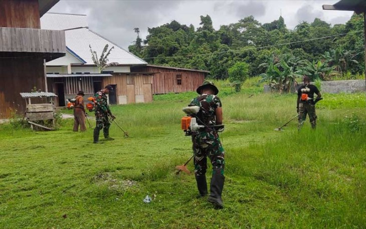 Karya Bakti Terus Digalakan Satgas Yonif 310/KK Untuk Menyambut Natal