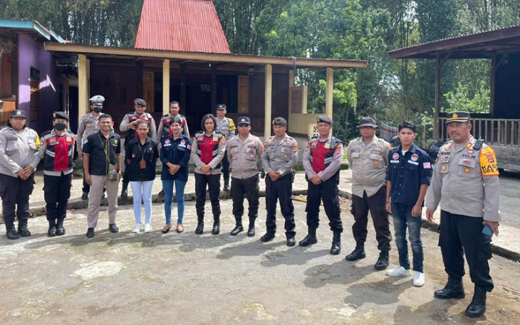 Personil Polres Ngada Melaksanakan Kegiatan Pengamanan Kampanye Calon Legislatif Kabupaten Ngada, Sekaligus Lakukan sambang kepada warga untuk himbau jaga Kamtibmas tetap kondusif, Desa Bomari Kecamatan Bajawa Kabupaten Ngada, Minggu 10 Desember 2023