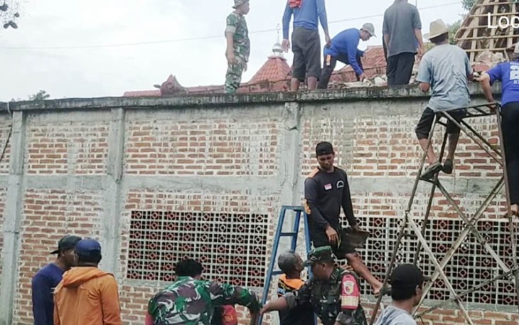 Anggota Kodim 0802/Ponorogo saat Ikut Kerja Bakti Renovasi Kantor Desa