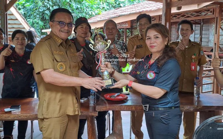 Pengurus Dojo Terminal Tipe A Tangkoko Kota Bitung lembaga Karate-Do Indonesia saat memberikan piala yang di raih kepada Walikota Bitung