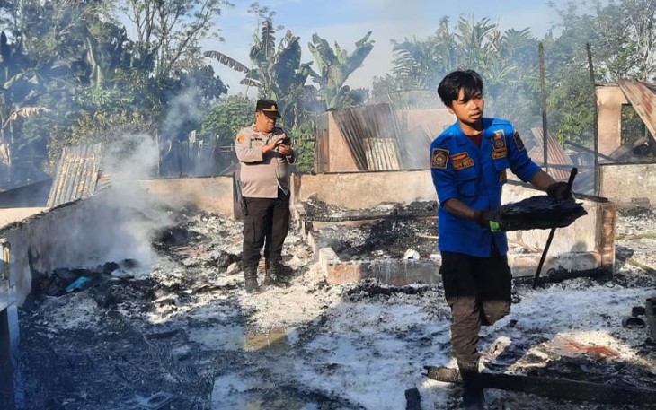 Polsek Raya saat Turun Olah TKP Kebakaran 7 Unit Rumah Semi Permanen di Lingkungan XI Mangadei
