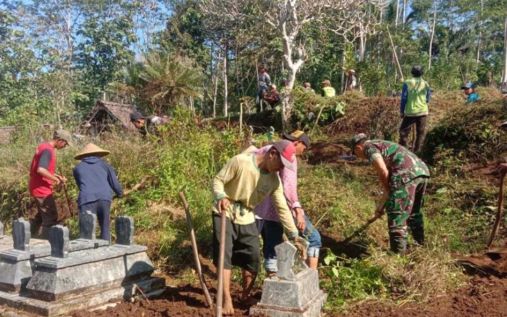 Babinsa Surenlor Bersama Warga saat Gotong Royong Bersihkan Rumput Liar di Area TPU