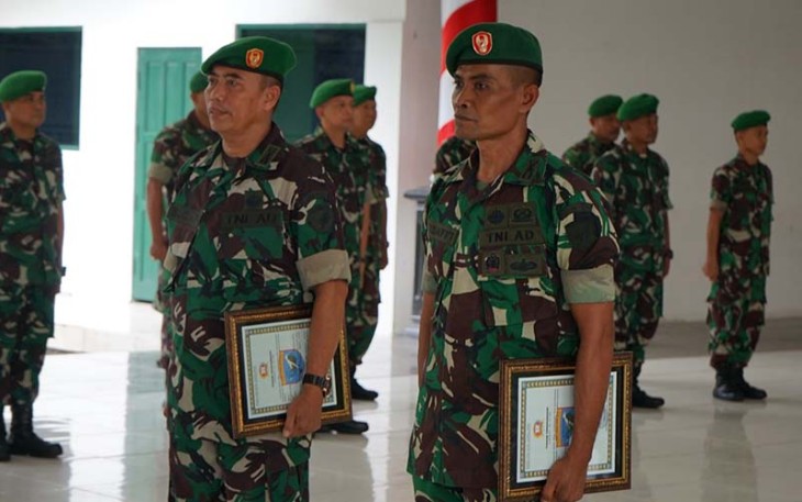 Dua Perwira Menengah Menuju Tempat Tugas Baru