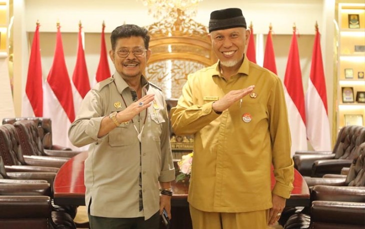Gubernur Sumbar, Mahyeldi saat bersama Menteri Pertanian di ruang kerjanya.