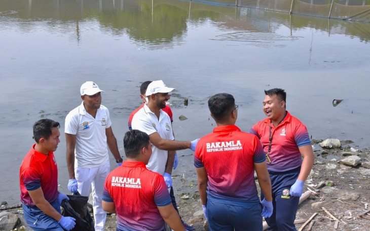 Bakamla RI Bersama Indian Coast Guard Ship saat Bersihkan Pantai Marunda