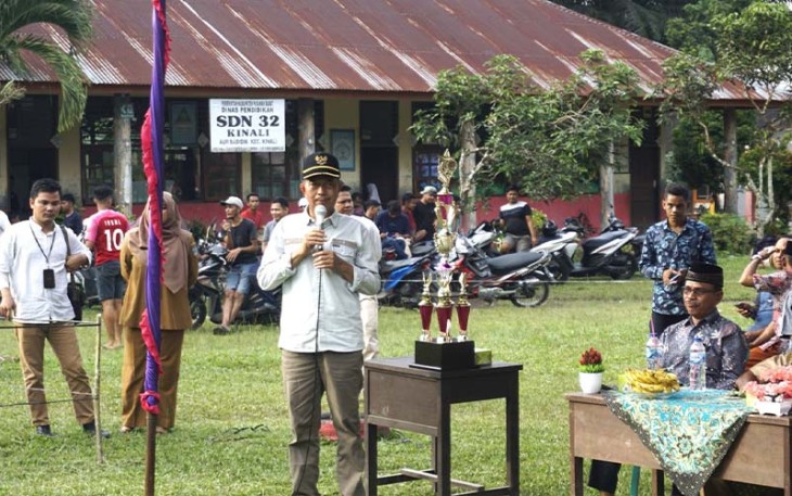 Wakil Bupati Pasbar Risnawanto saat Resmikan Turnamen Mini Soccer Pefso Cup III 2023
