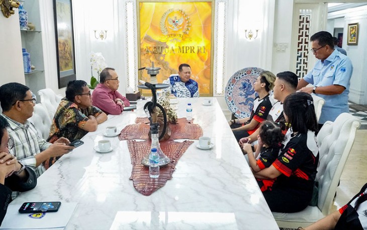 Bamsoet saat menerima Prassetyo Hardja dan jajaran SN Racing, di Jakarta, Kamis (30/11/23).