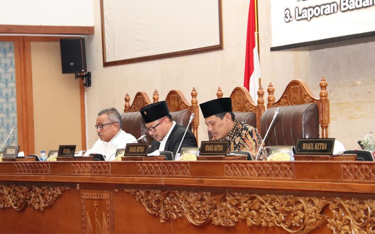 Ketua DPRD Kota Batam Nuryanto didampingi Wakil Ketua I DPRD Batam Muhammad Kamaluddin di ruang Sidang Utama DPRD Kota Batam, Rabu (25/10/2023). 