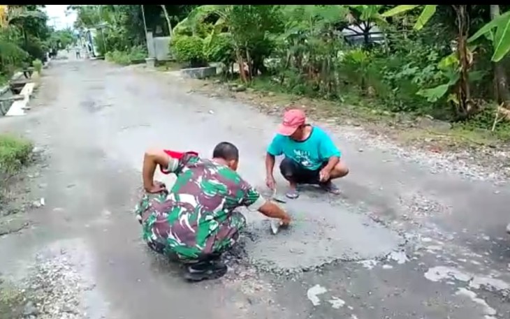Babinsa Kodim 0802/Ponorogo saat Bantu Warga Kerja Bakti Perbaikan Jalan