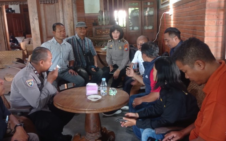 Ngopi bareng PS Kanit Binmas Polsek Ngunut, Iptu Nenny Sasongko hadir bersama anggota serta Babinkamtibmas jajaran Polsek Ngunut dan juga puluhan insan jurnalis, Selasa (14/03/2023).