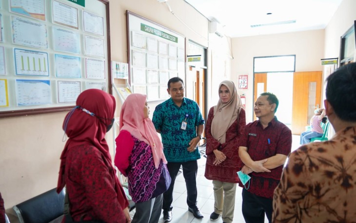 Sofyan saat melakukan proses verifikasi kunjungan lapangan KKS 2023 di Pusat Kesehatan Masyarakat (Puskesmas) Cilegon, Sabtu 2 Agustus 2023.