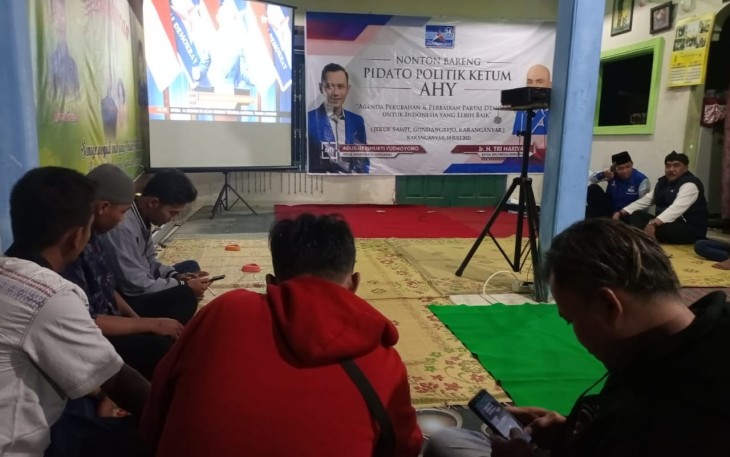 DPC Demokrat saat menggelar acara nonton bareng pidato politik Agus Harimurti Yudhoyono (AHY), di kediaman salah satu kader Demokrat, di Desa Jeruksawit, Gondangrejo, Karanganyar, Jumat (14/7/2023) malam