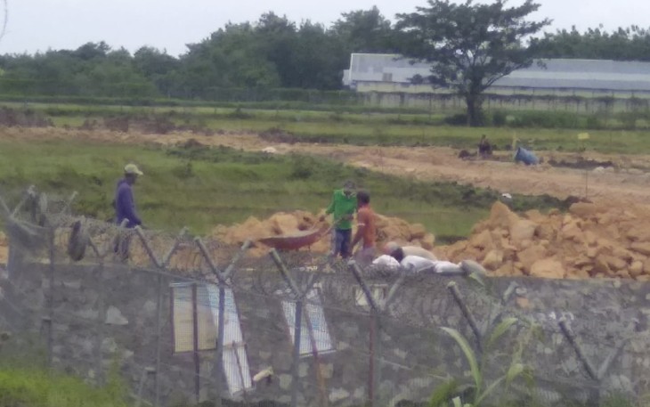 Pekerja di Bandara Ngloram tampak menyelesaikan akses ke gedung PKP-PK yang baru mencapai 35 persen.
