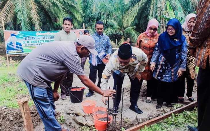 Bupati Labuhanbatu saat Melakukan Peletakan Batu Pertama Pembangunan Ruang Baru Di MIN Negeri 2 Labuhanbatu 