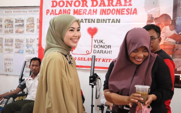  Hafizha saat menyaksikan kegiatan donor darah.