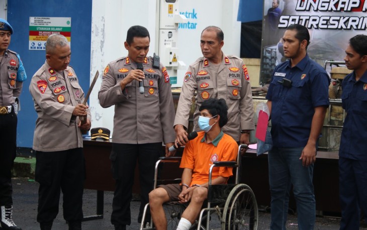Kapolres Pandeglang AKBP Belny Warlansyah didampingi Kasat Reskrim AKP Shilton dan Kasi Humas IPTU Nurimah saat konferensi pers, Rabu (04/01).