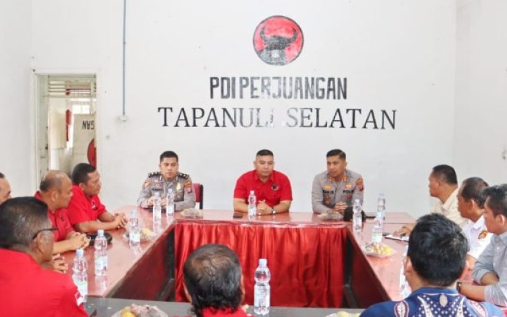 Kapolres, AKBP Imam Zamroni, SIK, MH, dan jajaran melaksanakan silaturahmi ke Kantor DPC PDI Perjuangan Tapanuli Selatan (Tapsel) di Kelurahan Ujung Padang, Padangsidimpuan, Jumat (25/8/2023) siang.