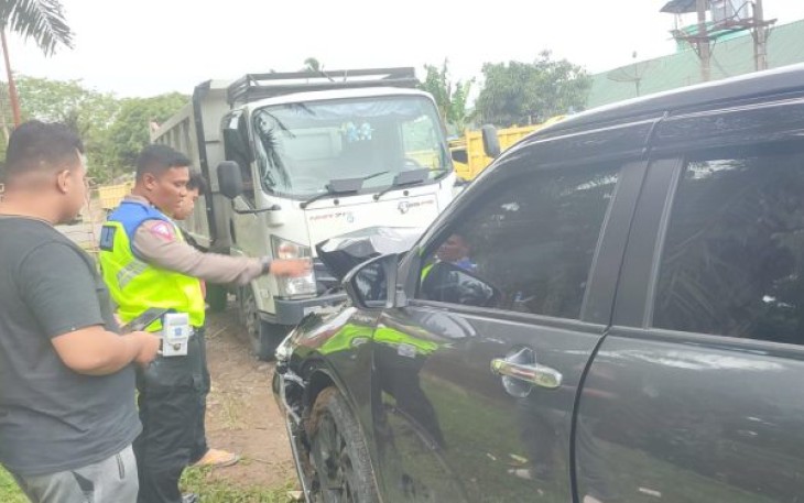 Truk Tabrak Mini Bus di Pargarutan Tapanuli Selatan 