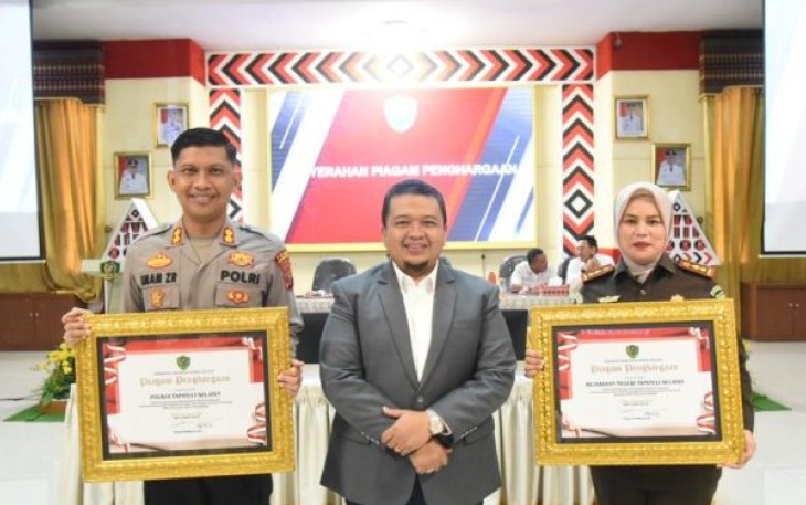 Bupati Tapsel, H Dolly Pasaribu, SPt, MM, memberikan penghargaan tersebut ke Kapolres, AKBP Imam Zamroni, SIK, MH. Dan Kajari, Siti Holija Harahap, SH, MH