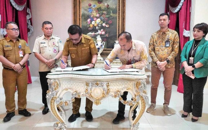 Walikota Bitung bersama Bank mandiri saat menandatangani MOU