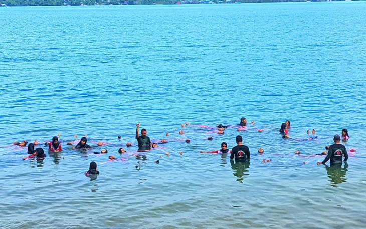 Latihan Evakuasi Medis Laut Mahasiswa Prodi Kebidanan Poltekkes Kemenkes Maluku