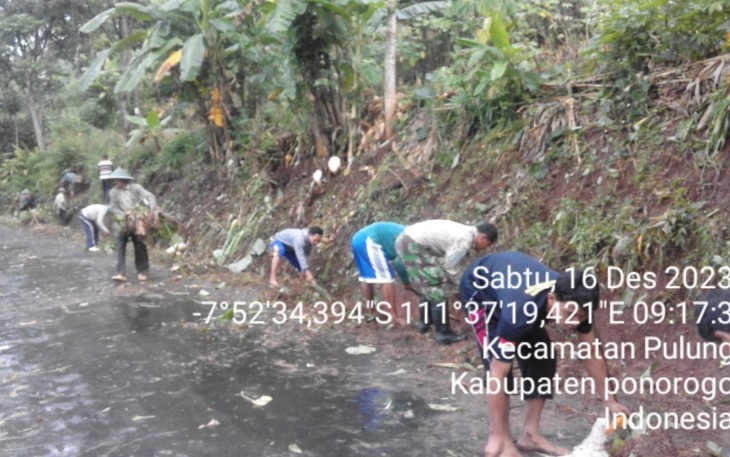 Babinsa Kodim 0802/Ponorogo Kerja Bakti Bersama Warga