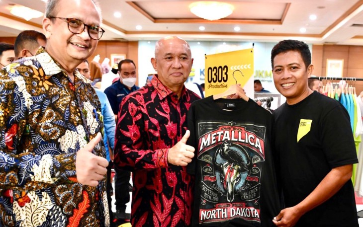 MenKopUKM Teten Masduki bersama Deputi Bidang Usaha Mikro KemenKopUKM Yulius pada Peresmian Bazar Produk UMKM di Kantor KemenKopUKM, Jakarta, Rabu (12/4).