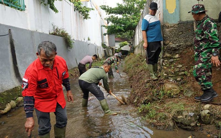 Kodim 0408/BS bersama Forkopimda serta masyarakat saat melaksanakan Karya Bakti pembersihan saluran Air (Sungai/selokan) guna Kepedulian TNI terhadap lingkungan, bertempat di Jalan Veteran Kel. Padang Kapuk Kec. Kota Manna Kab. Bengkulu Selatan, Sabtu (9/12/2023). 