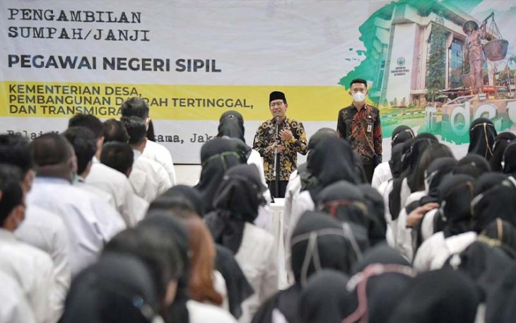 Gus Halim saat mengambil sumpah 299 Calon Pegawai Negeri Sipil (CPNS) Kementerian Desa Pembangunan Daerah Tertinggal dan Transmigrasi (Kemendes PDTT) menjadi PNS, Jumat (24/3/2023). 