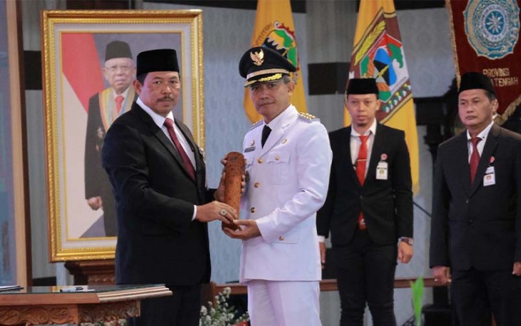  Pj Gubernur Jawa Tengah Nana Sudjana saat melantik Timotius Suryadi menjadi Pj Bupati Karanganyar, di Graha Dhika Bhakti Praja Komplek Kantor Gubernur Jateng, Jumat (15/12/2023).