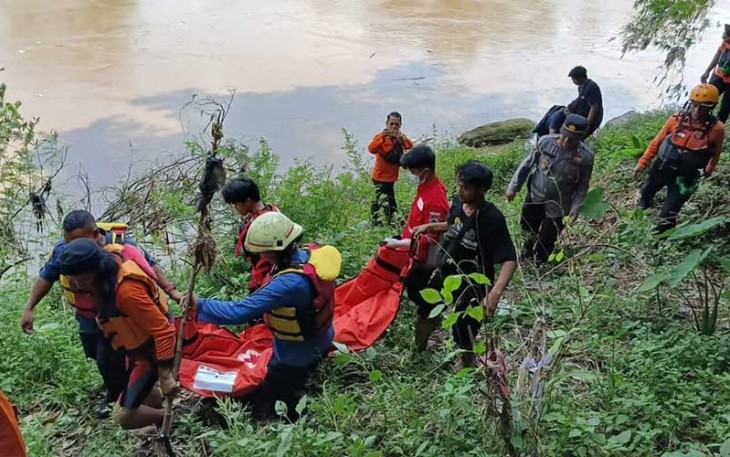 Evakuasi mayat pria tanpa identitas dari aliran sungai Bengawan Solo, usai ditemukan di wilayah Dukuh Dingin, Desa Kemiri, Kecamatan Kebakkramat, Kabupaten Karanganyar, Kamis (4/4/2023). Foto : Istimewa