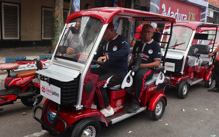 Bank Jatim saat Salurkan Bantuan CSR