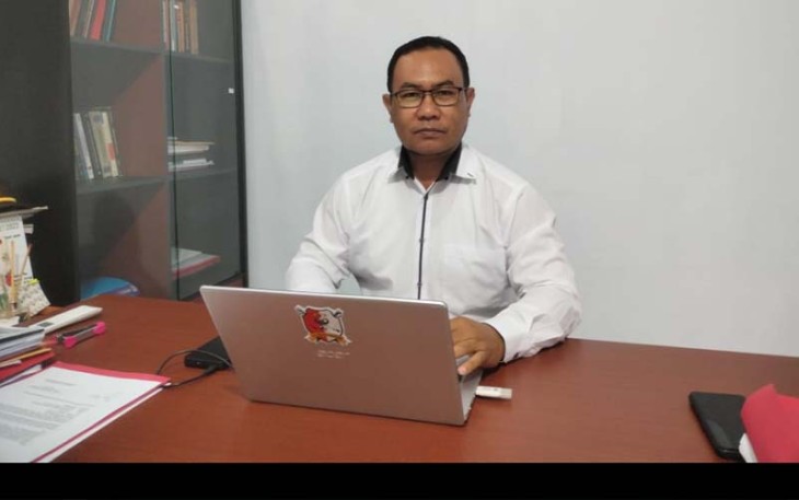 Kanit Tipidkor Polres Bitung Ipda Hevry Samson SH saat memberikan penjelasan kepada wartawan saat di temui di ruang kerjanya.