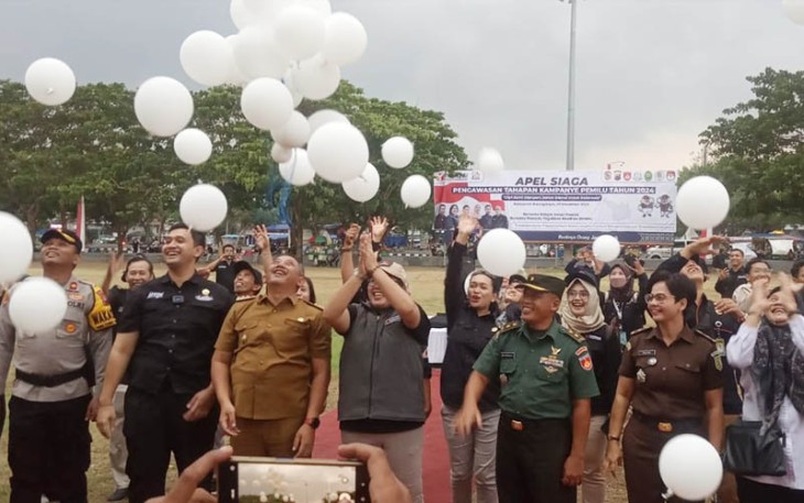 Pelepasan balon ke udara menandai penutupan acara apel siaga pengawasan tahapan kampanye Pemilu 2024, di Alun-Alun Karanganyar pada Senin (27/11/2023) sore.