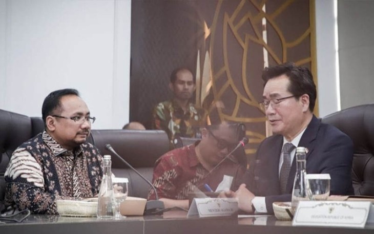 Menteri Agama Yaqut Cholil Qoumas dan Menteri Pertanian, Pedesaan, dan Pangan Korea Selatan Chung Hwangeun dalam pertemuan bilateral di Kantor Pusat Kementerian Agama, Jl. Lapangan Banteng, Jakarta Pusat.