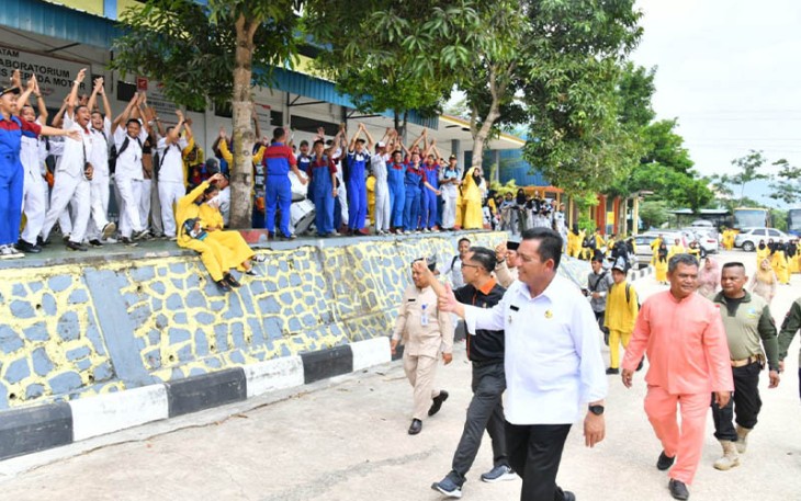 Gubernur Ansar saat Disambut Meriah Majelis Guru dan Siswa