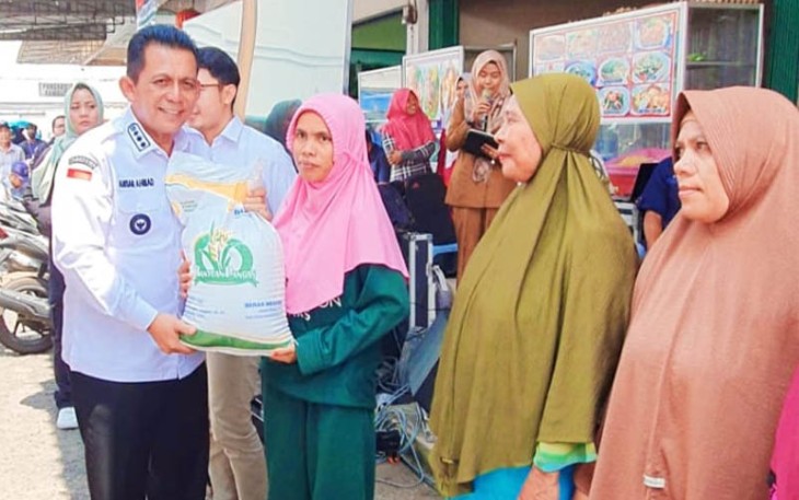 Gubernur Ansar saat Serahkan Bantuan Pangan Cadangan Beras Pemerintah Untuk Kota Batam 