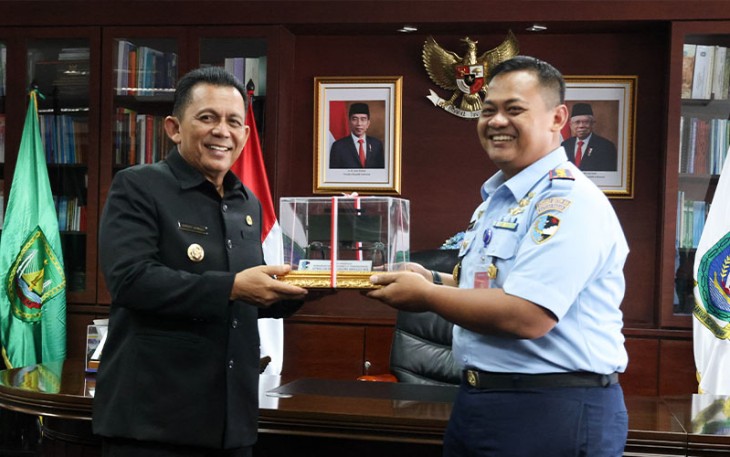 Danlanud RHF dan Dansatrad 213 Tanjungpinang saat Berpamitan dengan Gubernur Ansar 