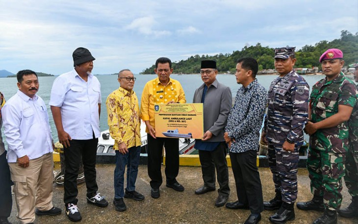 Gubernur Kepulauan Riau H. Ansar Ahmad saat Serahkan Dua Unit Kapal Ambulance Laut di Lingga