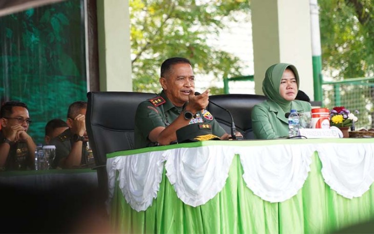 Pangdam IX/Udayana Mayjen TNI Harfendi, S.I.P, M.Sc., didampingi Ketua Persit Kartika Chandra Kirana Daerah IX/Udayana Ny. Tika Harfendi.