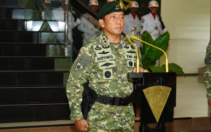 Pangdivif 2 Kostrad saat Pimpin Upacara Sertijab Dandenhub Divif 2 Kostrad dan Tradisi Laporan Korps Pamen Divif 2 Kostrad