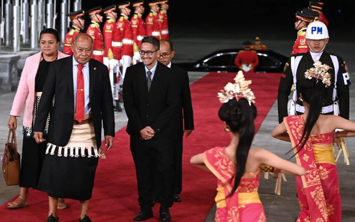 Wakil Perdana Menteri Tonga Samiu Kuita Vaipulu (kedua kiri) bersama istri Mele Muimui Liu Mei Tupou Latu Vaipulu (kiri) disambut Asisten Deputi Hukum dan Perjanjian Maritim Kemenko Marves Radian Nurcahyo (ketiga kiri) setibanya di Bandara Internasional I Gusti Ngurah Rai, Badung, Bali, Minggu (8/10/2023). Samiu Kuita Vaipulu tiba di Bali untuk menghadiri Konferensi Tingkat Tinggi (KTT) Archipelagic and Island States (AIS) Forum di Nusa Dua, Bali pada 10-11 Oktober mendatang. Media Center KTT AIS Forum 2023
