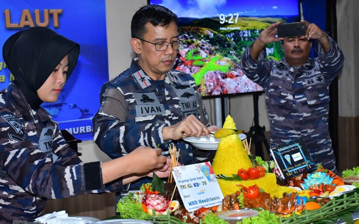 Dantantamal VI saat potong tumpeng Tasyakuran Dalam Rangka Memperingati Hari Jadi Korps Suplai
