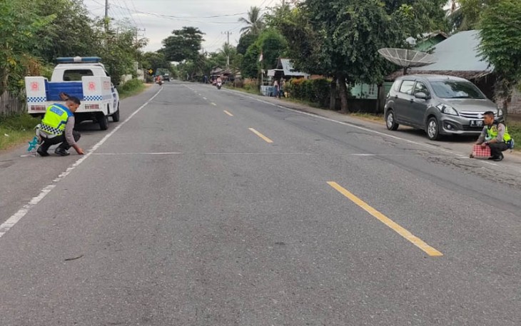 Unit Laka Satlantas Polres Aceh Timur saat Olah TKP Kecelakaan 