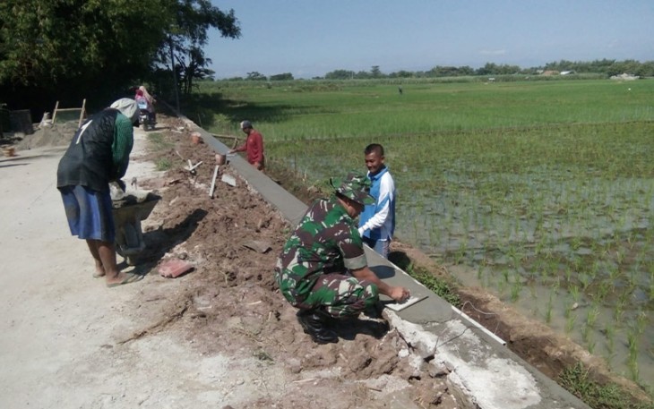 Babinsa Desa Purworejo saat Gotong royong Bersama Warga Bangun Tanggul