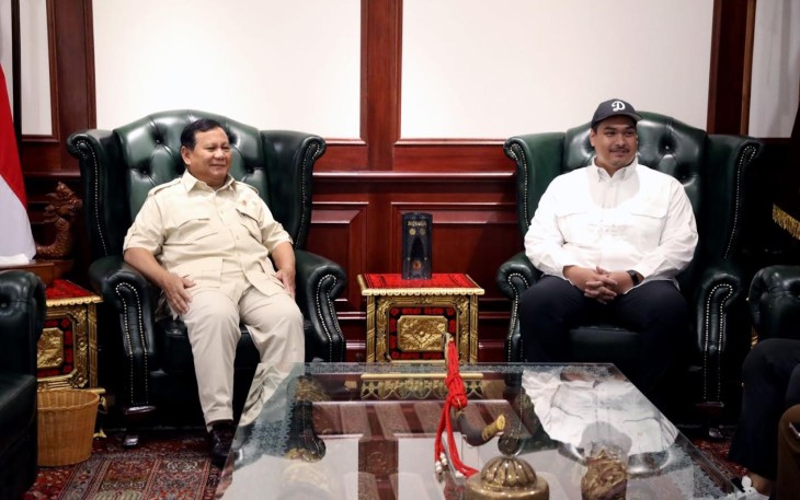 Menhan Prabowo Terima Kunjungan Menpora Dito di Ruang Kerja Menhan, Jakarta, Kamis (6/4).