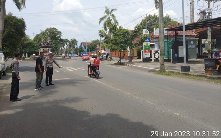 Anggota Satlantas Polres Blora saat melakukan olah TKP aksi balap liar di Cepu yang viral di media sosial.